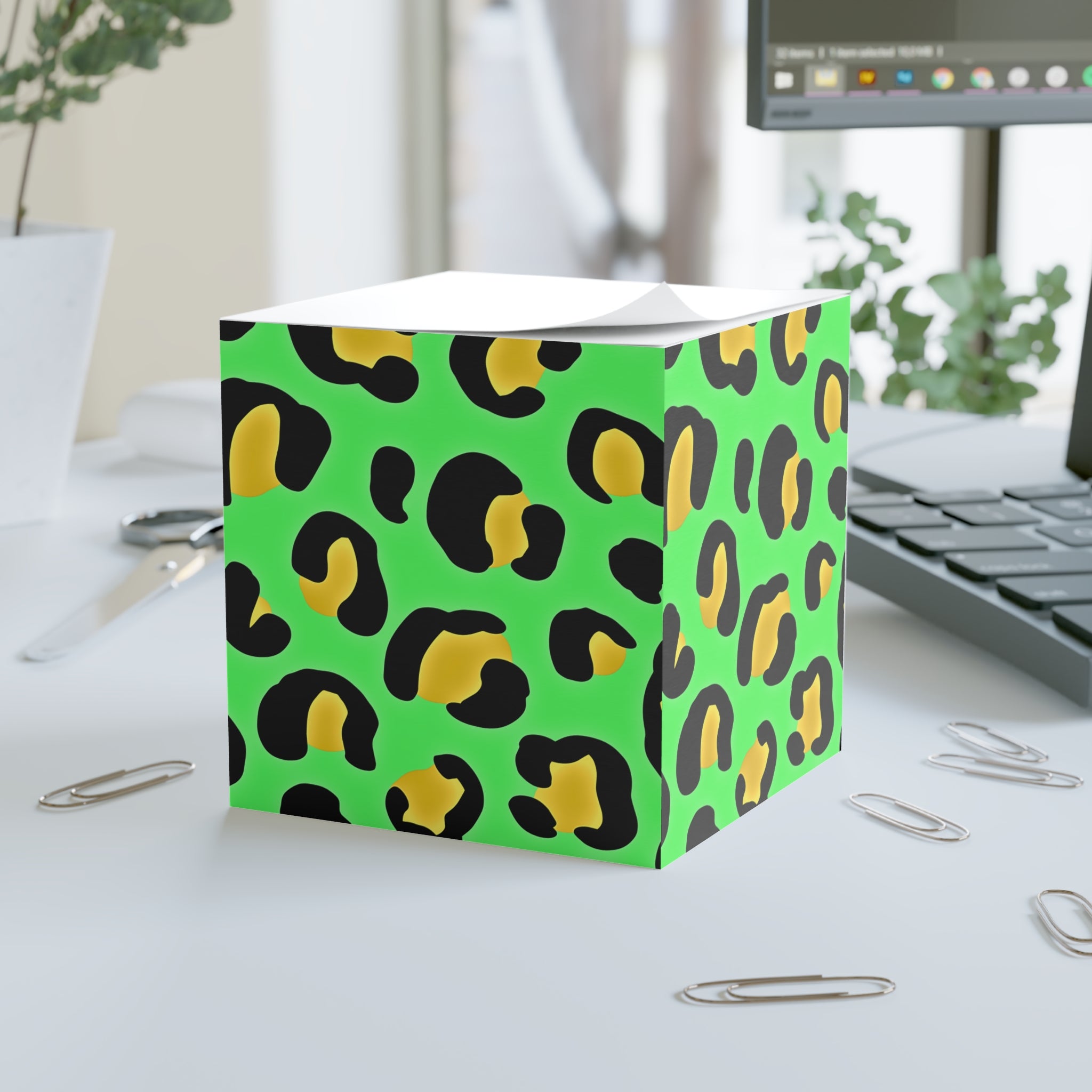 Note Cube In Jamaican Colours.